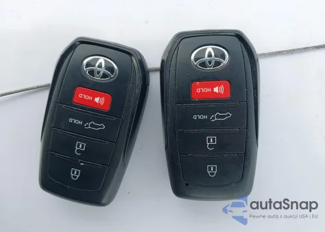 2025 Toyota Crown Signia Xle z USA, uszkodzony, nr VIN JTDACAAJ5S3002112